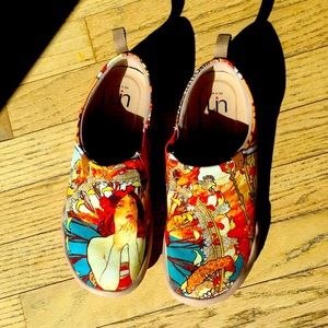 New UIN sneaker/walking shoe with painted art!